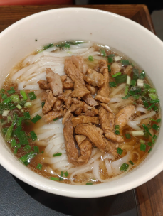 Rice noodles with pork in clear broth
